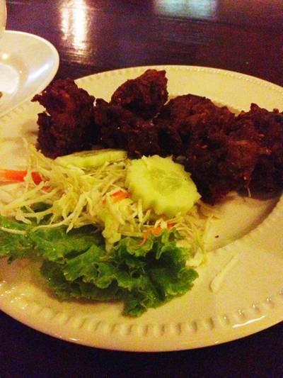 ลาบทอด 80 บาท ที่ ร้านอาหาร aomstang