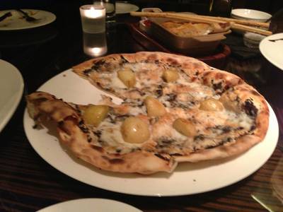 Truffle pizza อร่อยกลมกล่อม เห็น Truffle ด้วย ไม่ใช่แค่กลิ่น ที่ ร้านอาหาร Jojo Restaurant