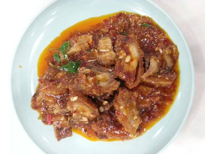 หมูกรอบผัดพริกเผา ที่ ร้านอาหาร ข้าวต้มเป็ด เจ๊โอว