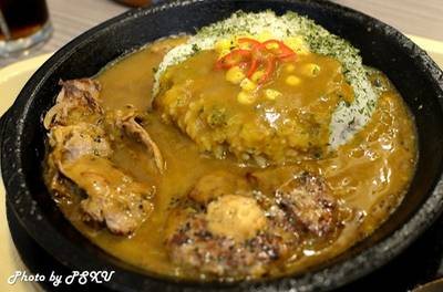 ข้าวแกงกะหรี่เนื้อและแฮมเบิร์ก (Curry Rice with Beef & Hamburg) 185 บาท  ที่ ร้านอาหาร Pepper Lunch Fashion Island