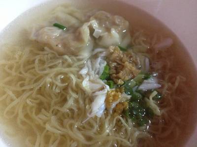 บะหมี่เกี๊ยวน้ำ(วิญญาณ)ปู 70- มีปูอยู่เท่าที่เห็น สั่งหมูแดงดีกว่าค่ะ. ที่ ร้านอาหาร บะหมี่มังกรขาว