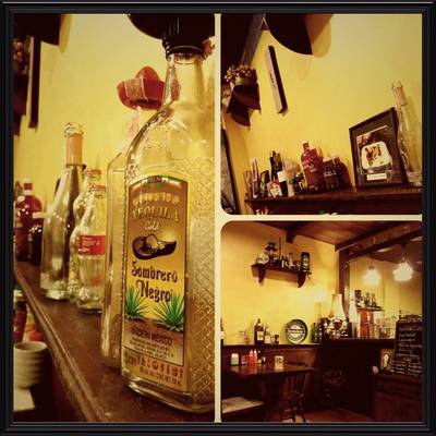 บรรยากาศแอนทรีคภายในร้าน พนักงานเปิดเพลงตามรสนิยมแขกในร้าน  ที่ ร้านอาหาร Cozy Coffee & Food Cafe Gallery