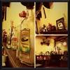 บรรยากาศแอนทรีคภายในร้าน พนักงานเปิดเพลงตามรสนิยมแขกในร้าน  ที่ ร้านอาหาร Cozy Coffee & Food Cafe Gallery