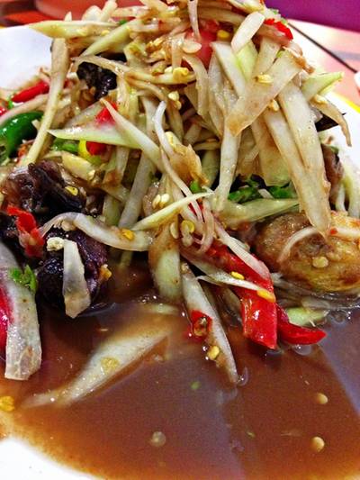 ส้มตำปู ปลาร้า ร้านครัวอนงค์ รสชาดไม่ผิดหวังเช่นกัน ที่ ร้านอาหาร Food Court MBK