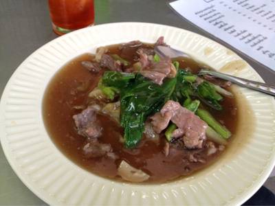 ราดหน้าคะน้าเส้นใหญ่ เนื้อ 55.- ที่ ร้านอาหาร เล้งกี่ ราดหน้าฮ่องกง (สามย่าน)