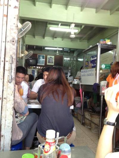 ร้านห้องเดียว แต่คนเต็ม ที่ ร้านอาหาร เล้งกี่ ราดหน้าฮ่องกง (สามย่าน)