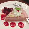 strawberry parfaits อร่อยยยยยยย ☺ ที่ ร้านอาหาร SOMETHIN'ELSE