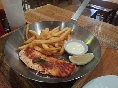 Grilled Salmon กับซอสเปรี้ยว ที่ ร้านอาหาร Cafe Fish