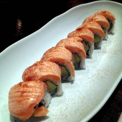 Salmon roll ที่ ร้านอาหาร In the Mood for Love: Sushi Bar & Bistro