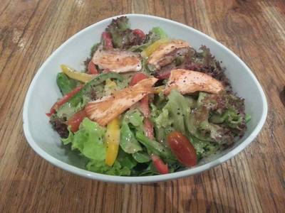 Asian salad มีแซลม่อนมาให้ด้วย ที่ ร้านอาหาร Cafe Fish