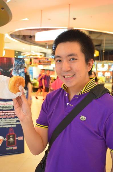หยิบมากินซักชิ้น ที่ ร้านอาหาร Krispy Kreme Siam Paragon