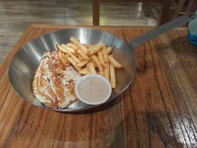 ปลากะพงย่างสมุนไพร กับซอสรสมัน ออกขมๆ ที่ ร้านอาหาร Cafe Fish