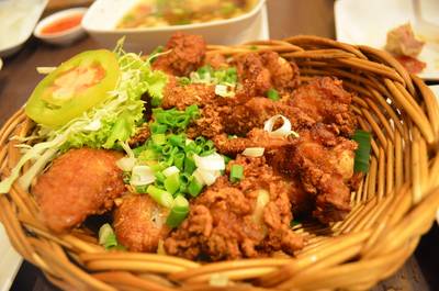 ไก่ทอด ที่ ร้านอาหาร ส้มตำนัว สยามสแควร์ซอย 5