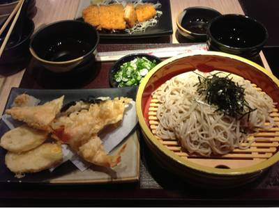 เทนซารุ โซบะ  ที่ ร้านอาหาร Kazokutei Central ปิ่นเกล้า