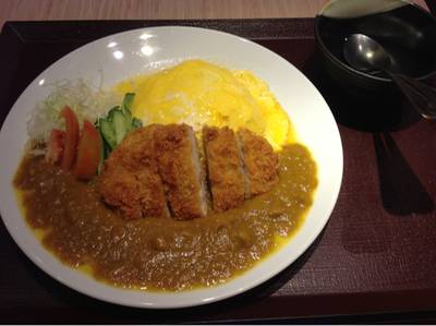 ข้าวแกงกระหรี่หมูทอดห่อไข่ ที่ ร้านอาหาร Kazokutei Central ปิ่นเกล้า