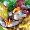 เกี๋ยวกรอบยำปลาสด.  รสแซบ ที่ ร้านอาหาร ร้านก๋วยเตี๋ยวปลา ด๊อกเตอร์รวมโชค