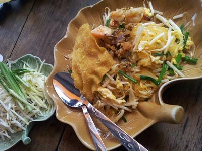 ผัดไทไข่ปู... ที่ ร้านอาหาร ผัดไทไข่ปู จอมยุทธหญิง