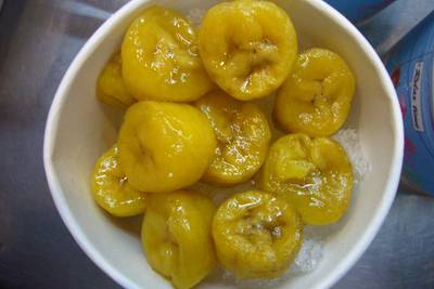 ขนมน้ำแข็งไส กล้วยไข่เชื่อม ที่ ร้านอาหาร ร้านไอศครีมนวมินทร์