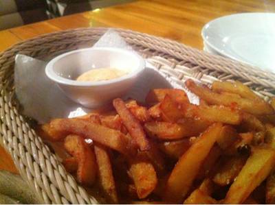 เฟร้นฟรายอร่อยไม่ธรรมดา ใช้มันหวานๆ ชอบ ที่ ร้านอาหาร Mama Dolores พิซซ่าเตาถ่าน