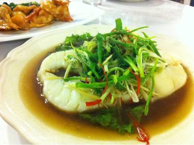 ปลาหิมะนึ่งซีอิ๊ว: รสชาติเข้าเนื้อ, เนื้อปลาสดแน่น อร่อย :) ที่ ร้านอาหาร ข้าวฟ่าง ปลาหิมะนึ่งซีอิ๊ว: รสชาติเข้าเนื้อ, เนื้อปลาสดแน่น อร่อย :) ที่ ร้านอาหาร ข้าวฟ่าง