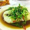 ปลาหิมะนึ่งซีอิ๊ว: รสชาติเข้าเนื้อ, เนื้อปลาสดแน่น อร่อย :) ที่ ร้านอาหาร ข้าวฟ่าง