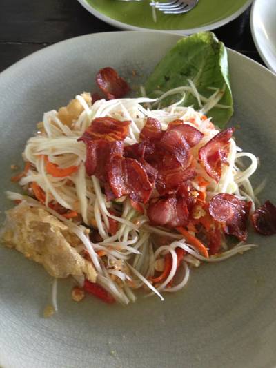 ราดหน้าส้มตำเบคอนอร่อยดีมาก ที่ ร้านอาหาร Benny's Cafe, Restaurant