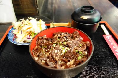 ข้าวหน้าเนื้อ วากิว ที่ ร้านอาหาร Moom Muum Park Terminal 21