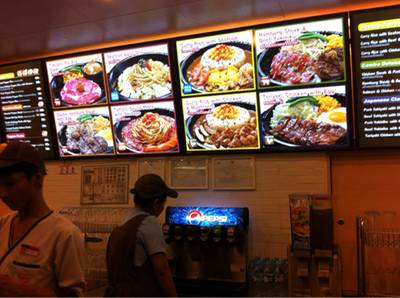 หน้าร้านมีรูปและเมนูพร้อมรูปภาพสีสดใส ที่ ร้านอาหาร Pepper Lunch Chamchuree Square