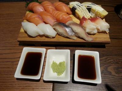 สั่งรวมๆทีเดียว 10กว่านาทีถึงมา ที่ ร้านอาหาร Sushi Den Central Ladprao