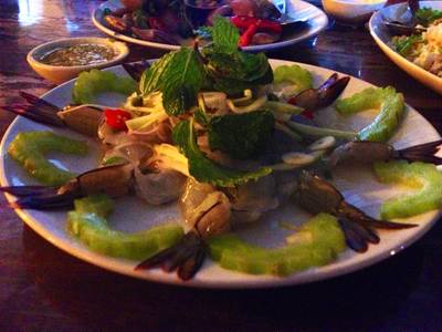 กุ้งตัวใหญ่ๆ น้ำจิ้มสุดยอด ที่ ร้านอาหาร ชาวฟ้าทะเลคราม