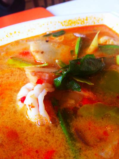 ต้มยำทะเลน้ำข้น  ที่ ร้านอาหาร ประตูสีฟ้า