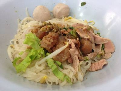เล็กแห้ง ชิ้น สด เอ็น ที่ ร้านอาหาร รสดีเด็ด จุฬา ซอย 9