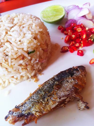 ข้าวผัดปลาทู  ที่ ร้านอาหาร ประตูสีฟ้า