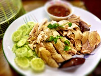 ไก่สับครึ่งตัว 350 บาท แพงจังวุ้ย - -" ที่ ร้านอาหาร ข้าวมันไก่ บางบอน (ข้าวมันไก่กระทิงแดง)