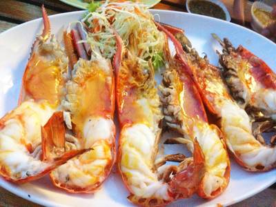 สวยน่ากินแต่เฉยๆงะ บรรยากาสดี ที่ ร้านอาหาร บ้านเหนือน้ำ