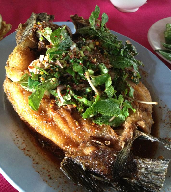 ปลาทอดน้ำตก ที่ ร้านอาหาร เปียอู๋โภชนา