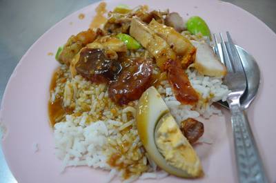 ข้าวหมูแดง+หมูกรอบ+กุนเชียง ที่ ร้านอาหาร ศิริพรโภชนา