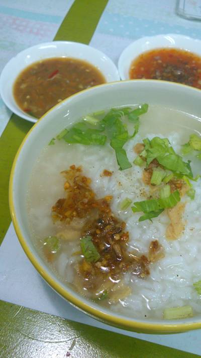 ข้าวต้มซี่โครงหมูสับ ที่ ร้านอาหาร ข้าวต้มเป็ดนายอ้วน ประชานิเวศน์