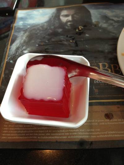 เยลลี่สตอเบอรี่ราดด้วยนมข้นหวาน ที่ ร้านอาหาร Hotpot ฮอทพอท Seacon Square