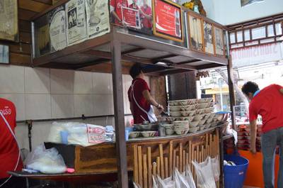 สั่งละรอ ที่ ร้านอาหาร ติ่ง เตี๋ยวเรือ (คนมีเส้น)