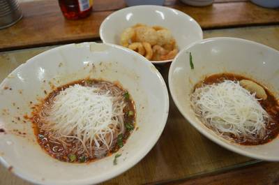 เส้นหมี่น้ำชิ้นสด+แค๊ปหมู ที่ ร้านอาหาร ติ่ง เตี๋ยวเรือ (คนมีเส้น)