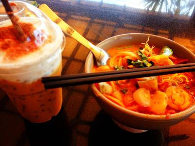 สปาเก็ตตี้ต้มยำ+แคปปูชิโน่เย็นสุดอร่อย คับ ที่ ร้านอาหาร @Home