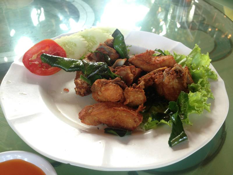 จานนี้ไก่ทอดเกลือ. ที่จริงที่นี่เป็ดทอดเกลือเป็นsignature แต่พอดีผมอยากกินไก่!! ที่ ร้านอาหาร เกาะลันตา สุวรรณภูมิ