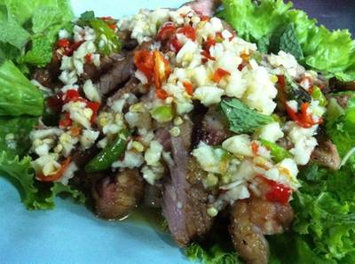 กุ้งมะนาวคือดาวเด่นของร้าน ส่วนตัวคิดว่า ตัวจริงคือจานนี้มากกว่า "เนื้อมะนาว" ที่ ร้านอาหาร ไฟกลมธนา