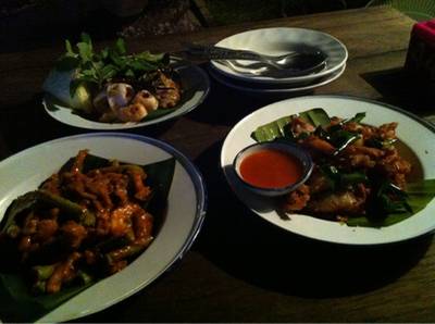 อาหารเสิร์ฟมาในจานสังกะสี เก๋ดี ที่ ร้านอาหาร เสวนาพาเพลิน (Sewana Paploen Cafe)