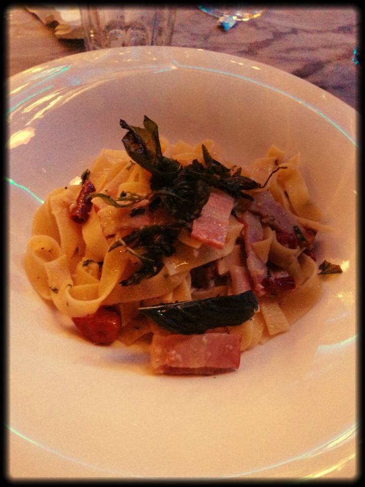 รองท้อง ด้วย เฟตตู ผัดพริกกระเทียม ก่อนจิบไวน์รสดี ณ wine fusion  ที่ ร้านอาหาร Wine Fusion