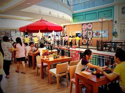 นั่งทานกันริมทาง ดูคนเดินผ่านไปผ่านมาครับ ที่ ร้านอาหาร Sunrise Tacos Promenade