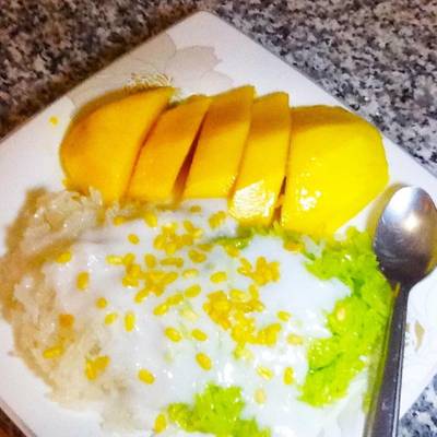 ข้าวเหนียวมูนสองสี สีเขียวหอมใบเตยมาก ร้านนี้ไม่ทีทานที่ร้าน มีแต่ซื้อกลับบ้าน ที่ ร้านอาหาร ข้าวเหนียวแม่วารี