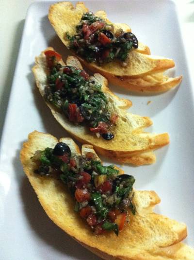 Brushetta bread fresh tomato black olives and anchovies. ที่ ร้านอาหาร Baan Ramida