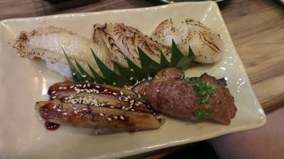 มัตซึซะกะ anago engawa ปลาหิมะ และ Hotate ที่ ร้านอาหาร Sakana Sushi & Sashimi มัตซึซะกะ anago engawa ปลาหิมะ และ Hotate ที่ ร้านอาหาร Sakana Sushi & Sashimi